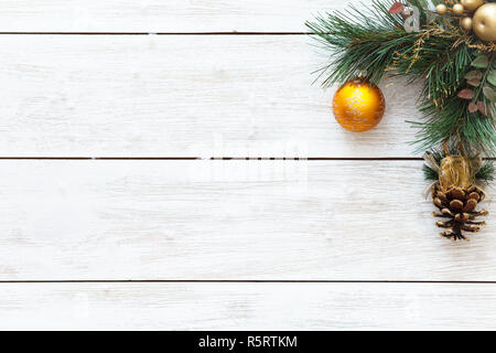 Goldene kleine xmas Ball Christbaumkugel auf frohe Weihnachten, ein glückliches neues Jahr 2018 Dekoration auf weißem Hintergrund Plank aus Holz Tisch, Winterurlaub celebrat Stockfoto