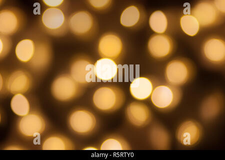 Golden Lights bokeh unscharfen Hintergrund, verschneite abstrakt schön glänzende Textur, Defokussierten verschwommen das gelbe Muster, Kopieren freier Speicherplatz, Weihnachten sp Stockfoto