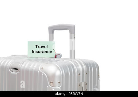 Koffer mit Travel Insurance Label auf weißem Hintergrund, Travel Concept Stockfoto