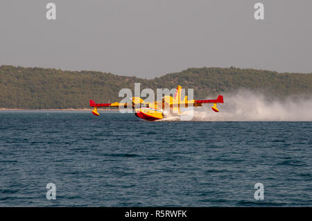 Sibenik, Kroatien - 05. August 2012: Wasser Bomber n Aktion der Brandbekämpfung in der Nähe von Sibenik. Kroatiens Küste ist im Sommer von Waldbränden heimgesucht und betreibt ein Stockfoto