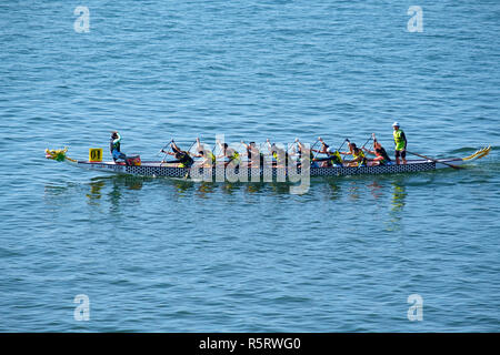 Tolo Harbour, Hong Kong, China - 2. Dezember 2018: Die 9. Hong Kong Halbmarathon Drachenboot Meisterschaften am Sonntag organisiert. Zwei Renndistanzen - Stockfoto