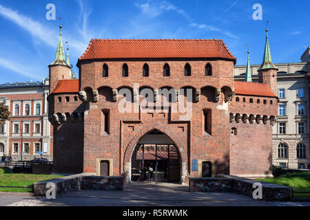 Barbican in der Altstadt von Krakau, Polen, ein Teil der alten Stadtmauer Festung, befestigte Außenposten aus dem 15. Jahrhundert. Stockfoto