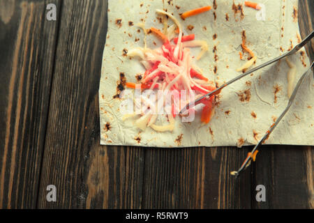 Eingelegter Kohl auf einem pita Brot auf hölzernen Hintergrund. Foto mit Stockfoto