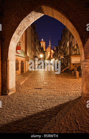 Blick von der gotischen St. Mary's Gate zu Mariacka Straße bei Nacht in der Altstadt von Danzig Stadt in Polen. Stockfoto