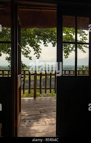 Ansicht des Rwenzori-gebirges aus Schlafzimmer am Kyaninga Lodge, Fort Portal, Uganda. Stockfoto