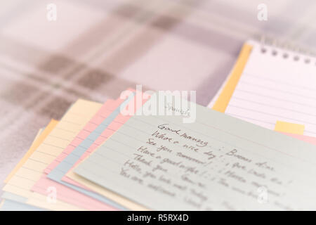 Spanisch lernen neue Sprache schreiben Grüße auf dem Notebook Stockfoto