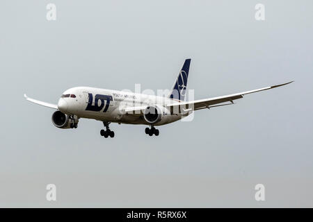 LOT - Polish Airlines Boeing 787-8 Dreamliner auf Finals runway 31. Stockfoto