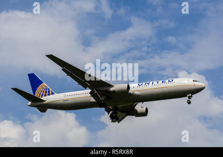 United Airlines Boeing 777 landen Stockfoto