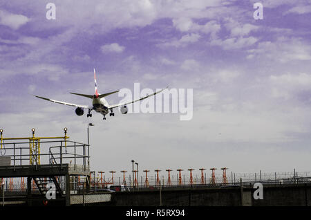 Flugzeug Landung am Flughafen Heathrow Stockfoto