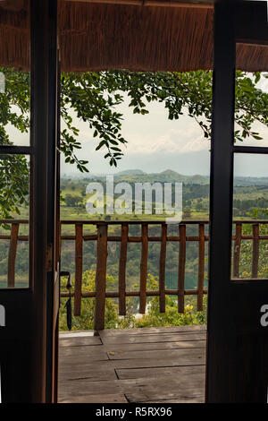 Ansicht des Rwenzori-gebirges aus Schlafzimmer am Kyaninga Lodge, Fort Portal, Uganda. Stockfoto