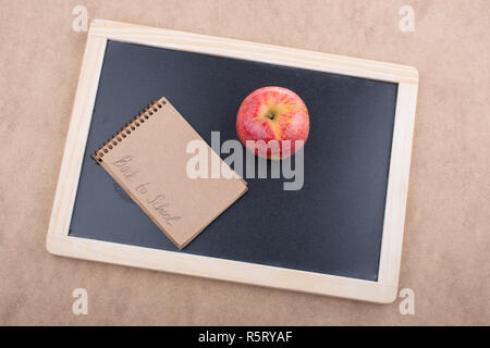 Notebook mit zurück in die Schule Schriftzug Stockfoto