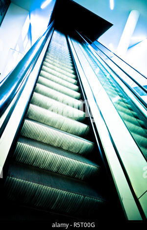 Leere Rolltreppe in einer Mall, Ansicht von unten Stockfoto