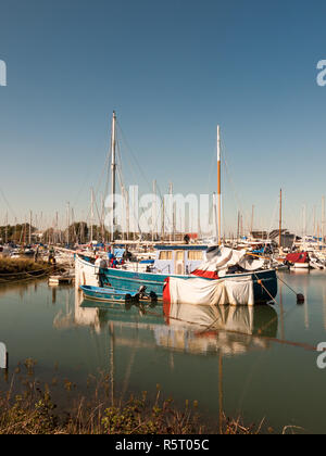 Parken Private Boot vor Hafen Marina Szene Masten Stockfoto