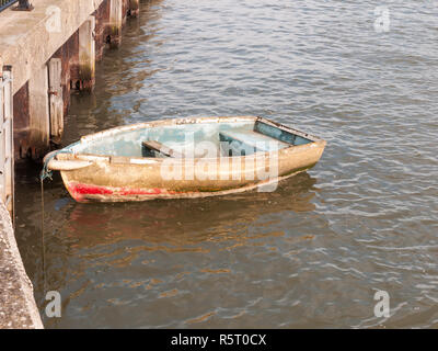 Holz- Zeile boot vertäut im Strom Stockfoto