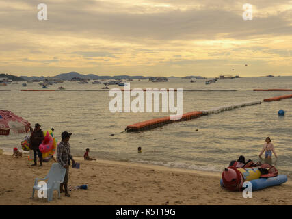 PATTAYA, THAILAND - APRIL 29,2018: Der Strand Touristen entspannen und schwimmen und Boote mieten für Ausflüge. Einige Thais Souvenirs, Essen und Getränke zu verkaufen. Stockfoto