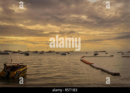 PATTAYA, THAILAND - APRIL 29,2018: Der Strand Touristen entspannen und schwimmen und Boote mieten für Ausflüge. Einige Thais Souvenirs, Essen und Getränke zu verkaufen. Stockfoto