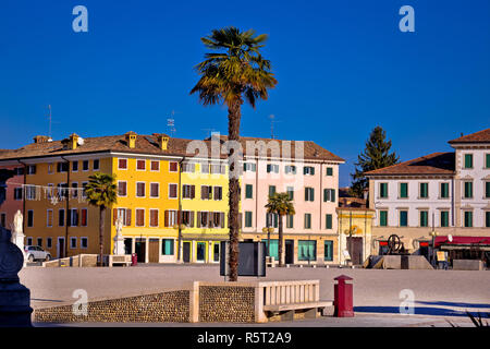 Zentraler Platz in der Stadt von Palmanova farbenfrohe Architektur anzeigen Stockfoto