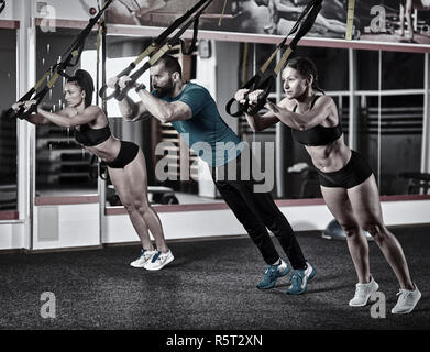 Sportliche Leute, crossfit Training mit trx Träger Stockfoto