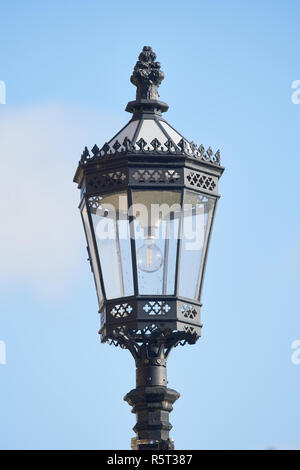 Elektrische Lampe im vorderen Hof am King's College, Universität Cambridge, England. Stockfoto