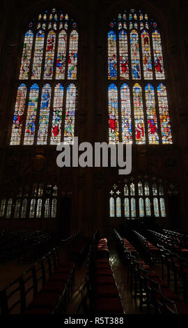 Mittelalterliche Glasfenster und Wand an der Südseite des Ante - Kapelle am King's College Chapel, Universität Cambridge, England, Stockfoto