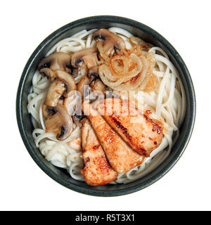 Udon mit gebratenem Fleisch und Pilzen. Auf weissem Hintergrund. Menü. Stockfoto