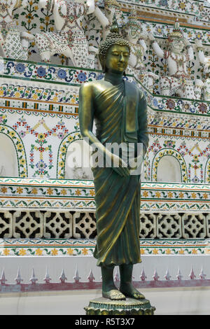 Buddha Statue im Wat Arun Tempel in Bangkok. Stockfoto