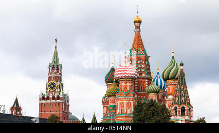 Blick auf Pokrovsky Cathedral und Spasskaja Turm Stockfoto