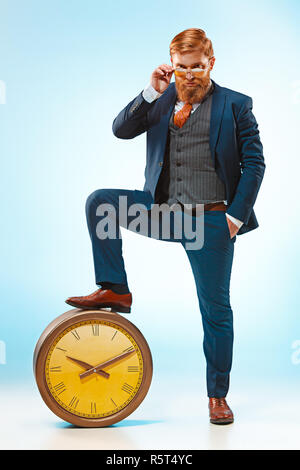 Die barded Mann im Anzug holding Zuckerrohr. Stockfoto