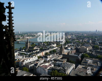 Blick vom Kölner Dom entfernt. Stockfoto