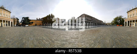 Panoramabild vom Quadrat der Brunnen vor dem Theater Romolo Valli, Reggio Emilia, Italien Stockfoto