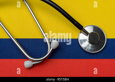 Kolumbien Flagge und Stethoskop. Das Konzept der Medizin. Stethoskop auf die Flagge als Hintergrund. Stockfoto