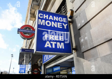 Wechselstuben und Geldautomaten, Oxford Street, London, UK Stockfoto