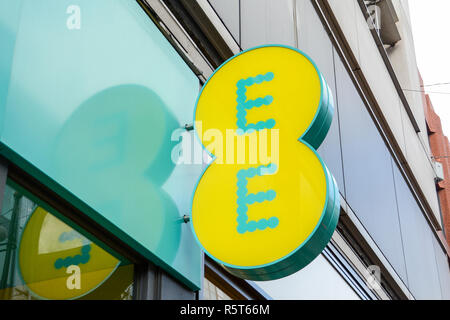 EE Mobile network operator Logo und Beschilderung außerhalb der Oxford Street, London, UK Stockfoto