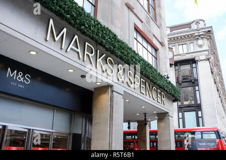 Außenansicht des Marks & Spencer Flagship-Superstore, der an der Londoner Oxford Street, England, abgerissen werden soll Stockfoto