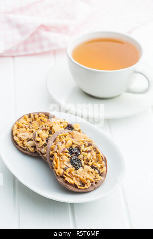 Chocolate Chip Cookies mit Nüssen und Rosinen. Stockfoto