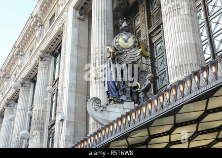 Die Art-deco-Königin der Uhrzeit vor dem Haupteingang zum Kaufhaus Selfridges, Oxford Street, London, UK Stockfoto