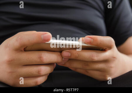 Männer sitzen Smart Smartphone. Stockfoto