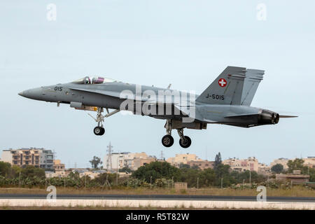 Swiss Air Force McDonnell Douglas F/A-18C Hornet in den Malta Airshow 2014 Teilnehmenden. Stockfoto