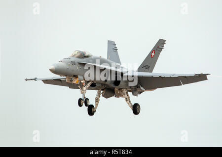 Swiss Air Force McDonnell Douglas F/A-18C Hornet in den Malta Airshow 2014 Teilnehmenden. Stockfoto