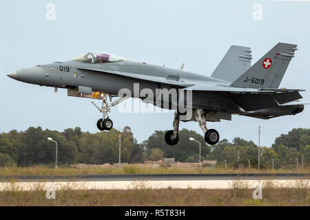 Swiss Air Force McDonnell Douglas F/A-18C Hornet in den Malta Airshow 2014 Teilnehmenden. Stockfoto