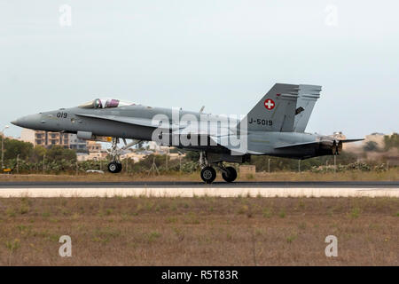 Swiss Air Force McDonnell Douglas F/A-18C Hornet in den Malta Airshow 2014 Teilnehmenden. Stockfoto