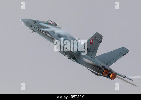 Swiss Air Force McDonnell Douglas F/A-18C Hornet in den Malta Airshow 2014 Teilnehmenden. Stockfoto