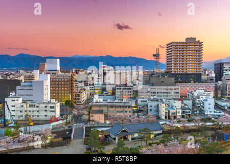 Kofu, Yamanashi, Japan downtown Stadtbild in der Abenddämmerung. Stockfoto