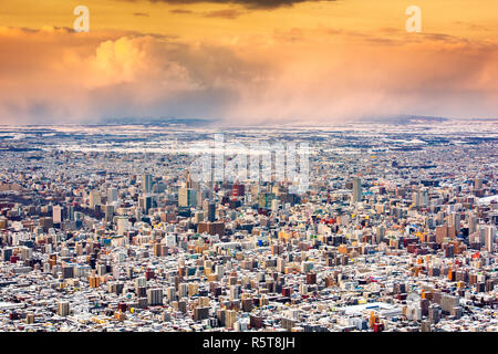 Sapporo, Japan winter Skyline Blick aus den Bergen in der Dämmerung. Stockfoto