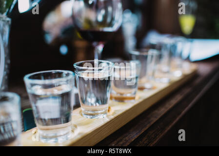 Bis auf Wodka Schüsse und anderen Alkoholen in einer Reihe schließen Stockfoto