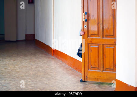 Mädchen, das Öffnen der Tür, sieht in der Klasse Stockfoto