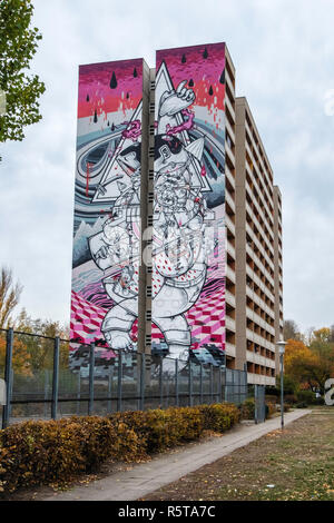 Berlin, Kunst Park Tegel. Städtische Kunstwerk, das Auge des Schicksals von spanischen Zwillingsbrüder, Wie & Nosm auf Apartment Gebäude. Teil der Städtischen Nation eine Wand Pr Stockfoto