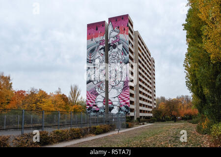 Berlin, Kunst Park Tegel. Städtische Kunstwerk, das Auge des Schicksals von spanischen Zwillingsbrüder, Wie & Nosm auf Apartment Gebäude. Teil der Städtischen Nation eine Wand Pr Stockfoto