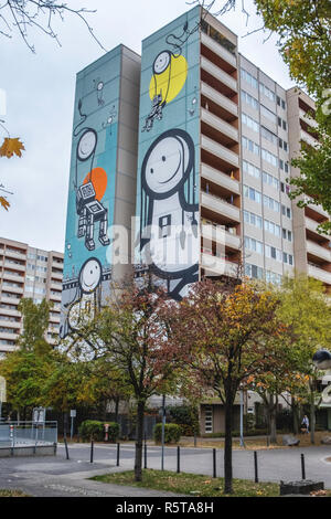 Berlin, Kunst Park Tegel. Städtische Werke von Künstlern, die Londoner Polizei am Gebäude. Kleine Roboter, Smilies und lebhaften Farben. Stockfoto