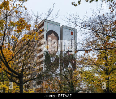 Berlin, Kunst Park Tegel. Urban Artwork von Italienischen street artist Pixel Pancho onapartment Gebäude. Roboter - wie menschliche und in Erdtönen gehalten. Stockfoto